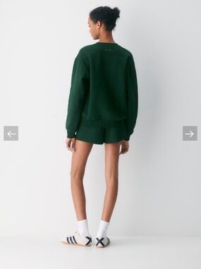 Aritzia
Cozy Sweatfleece Perfect crew medium NWT